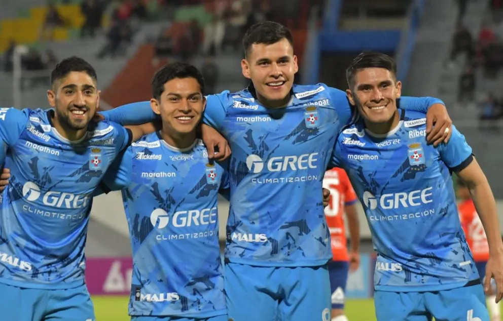 Los jugadores de Blokming celebran su triunfo sobre Wilstermann en Cochabamba. Foto: Agencia Marka Registrada