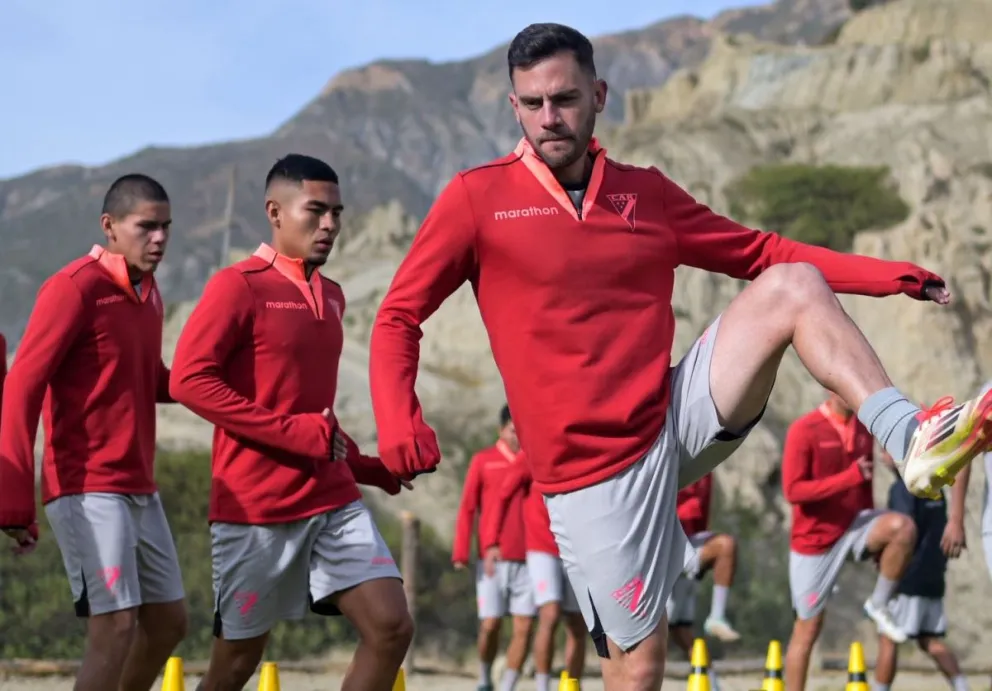 Fernando Saucedo (der.) comanda el trabajo en un entrenamiento del "millonario". Foto: club Always Ready