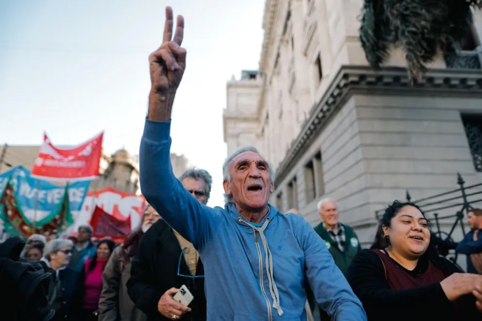 Personas que marchan contra el veto presidencial a la ley de jubilaciones frente al Congreso Nacional en Buenos Aires (Argentina). Foto: EFE