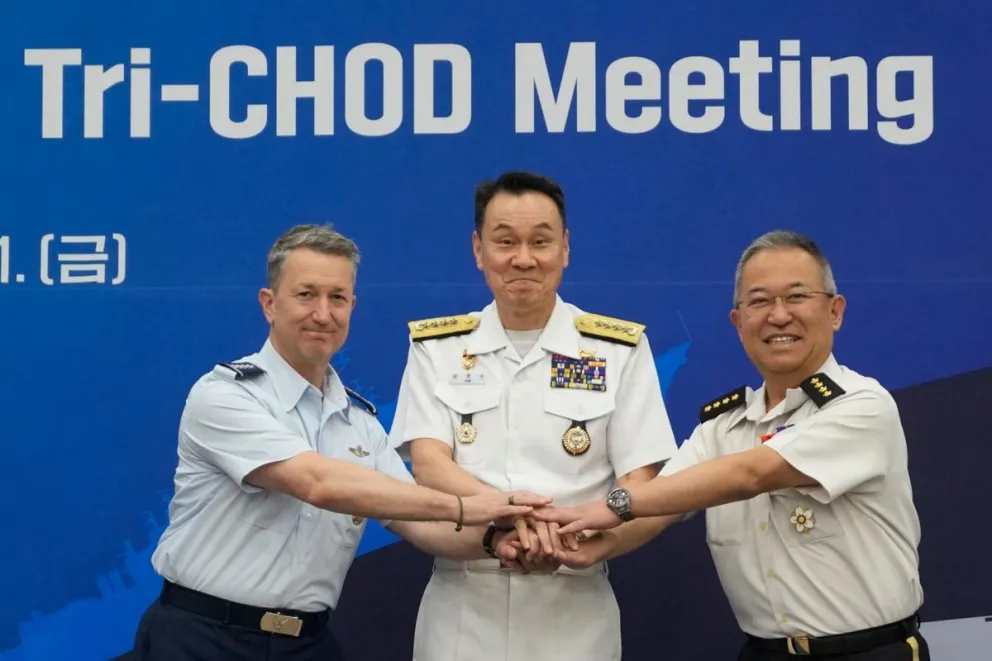 El general Yoshihide Yoshida (der.), de Japón; el almirante Kim Myung-soo (centro), de Corea del Sur; y Dan Caine (izq.), jefe del Estado Mayor Conjunto de EEUU. Foto: EFE