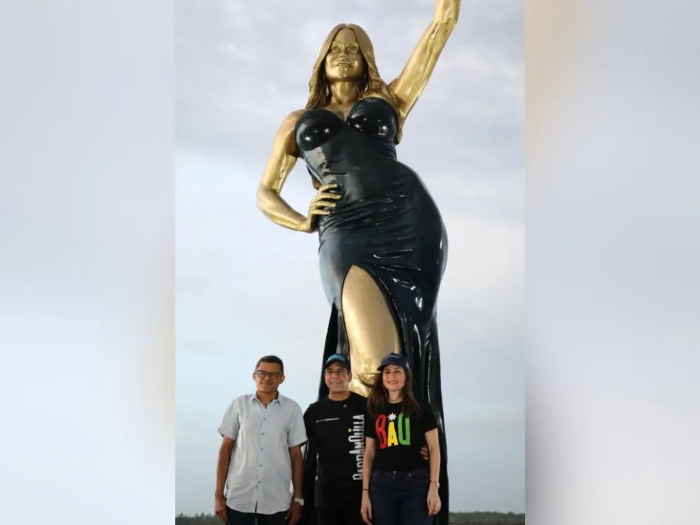 El escultor Yino Márquez, el alcalde de Barranquilla, Alejandro Char (c), frente a la estatua de la actriz colombiana. Foto: EFE