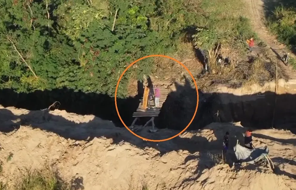 Cavaron zanjas para frenar el avance de los avasalladores, pero estos construyeron puentes. Foto: Captura de video  
