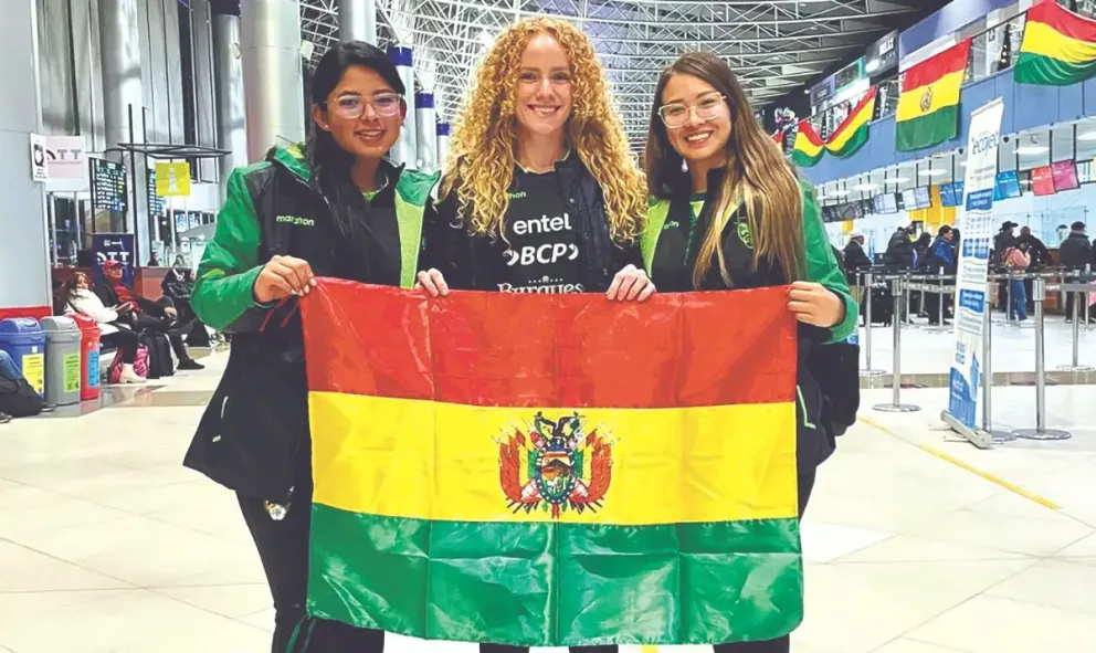 Las jugadoras de la Verde sostienen la tricolor antes del viaje. Foto: FBF