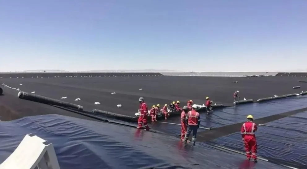Obreros trabajan en el complejo del litio, Uyuni (Potosí). Foto: Archivo ABI