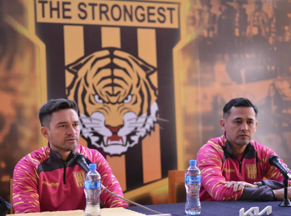 Joaquín Monasterio (izq.) con Edivald Rojas en su presentación en The Strongest. Foto: Agencia Marka Registrada. 