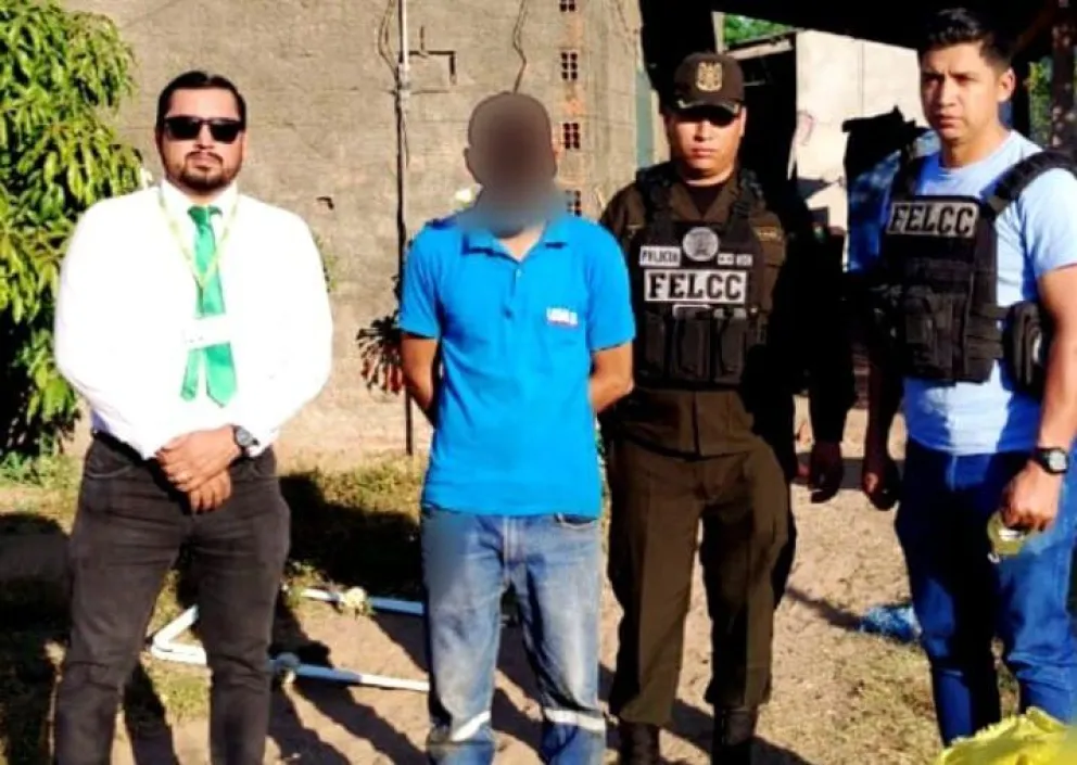 El acusado, custodiado por efectivos de la Felcc. Foto: RRSS