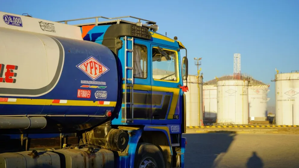 Cisterna de YPFB con carga para distribuir combustible a las estaciones. Foto: YPFB