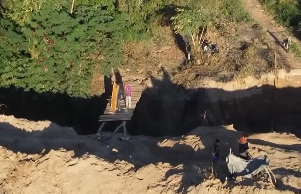 Los avasalladores usaron puentes para pasar sobre una zanja que había colocado el dueño del predio para evitarlos. Foto: Captura de video