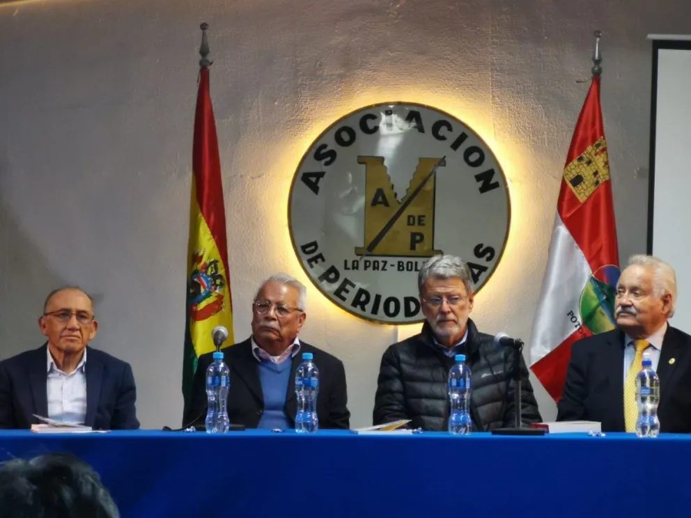 Sergio Medinaceli (segundo a la izquierda), junto al diputado Guillermo Benavidez, el ex ministro Jaime Villalobos. Foto: M. Belmonte