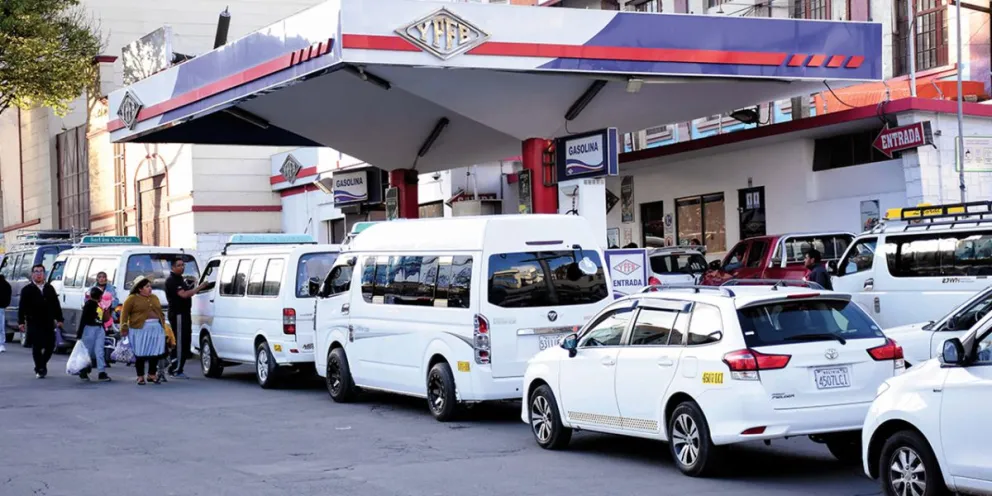 Vehículos en fila en un susrtidor. Foto: APG (archivo)