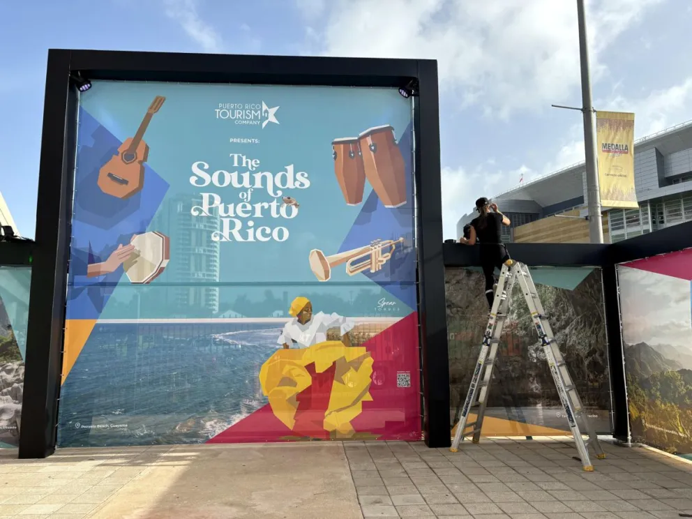 Fotografía de un cartel promocional de la Compañía de Turismo de Puerto Rico este jueves, en San Juan (Puerto Rico). Foto: EFE