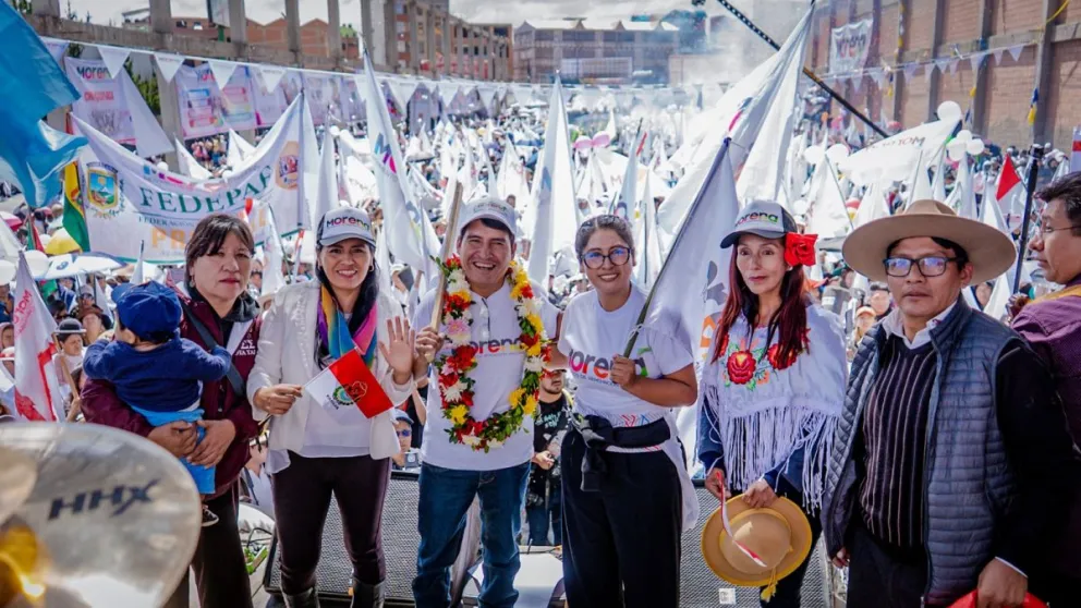 Eva Copa con sus seguidores en una actividad de campaña. Foto: Prensa Morena