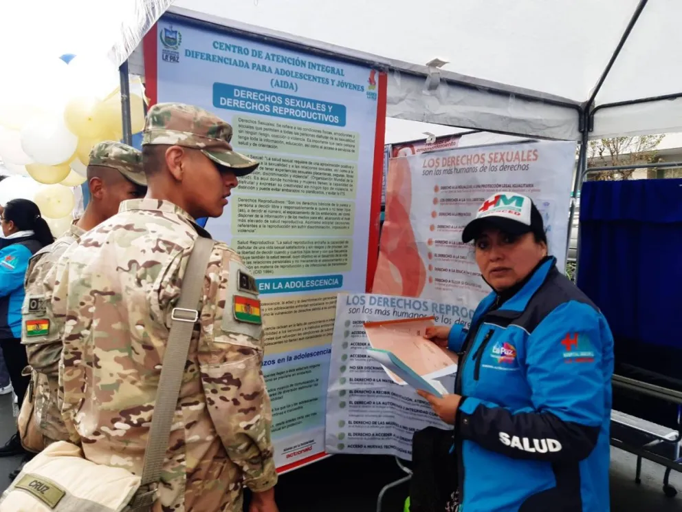 Premilitares conversan con funcionarios municipales. FOTO: AMUN
