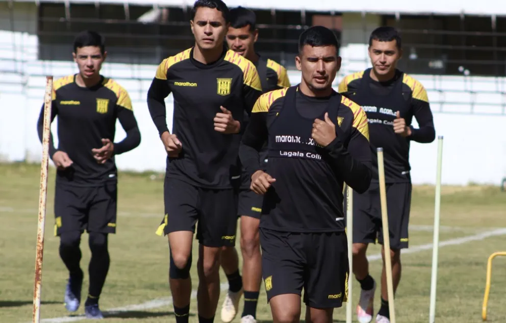 Álvaro Quiroga encabeza una rutina en un entrenamiento del Tigre. Fito: The Strongest. 