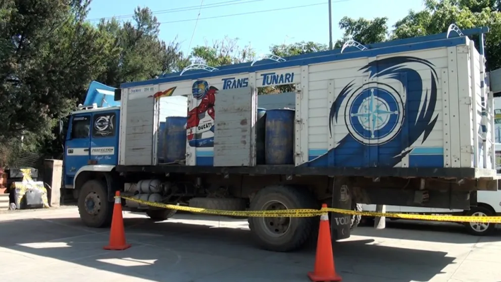 El vehículo en el que transportaban el combustible de manera ilegal. Foto: FGE