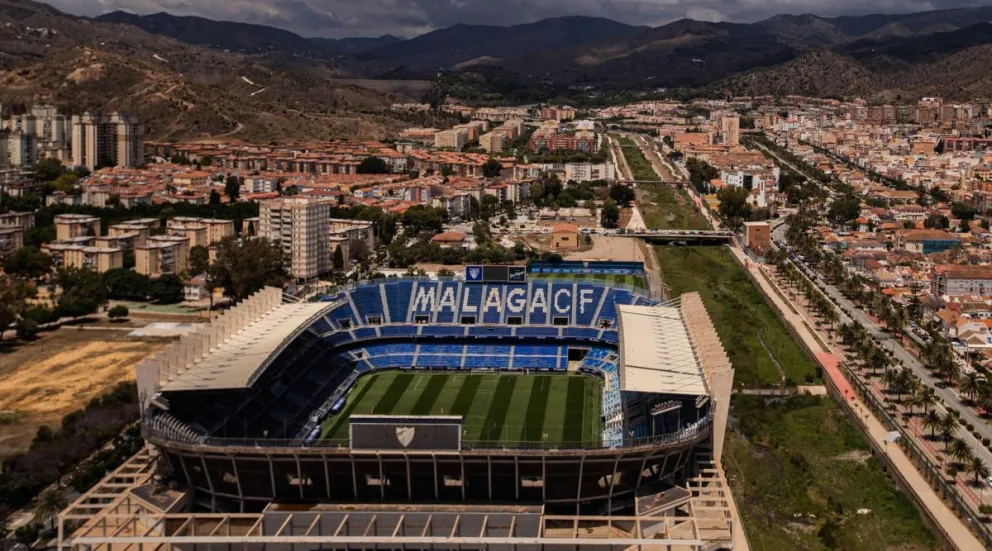 Imagen de archivo del estadio de la Rosaleda y parte de la ciudad de Málaga. Foto: EFE