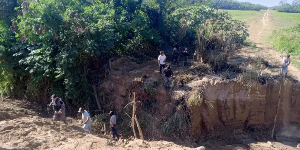 Efectivos policiales destruyeron el puente que construyeron los avasalladores. Foto: AEP