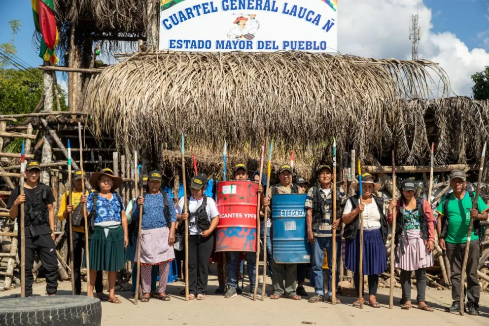 Fotografía del 10 de julio de 2025 de personas custodiando, el fortín y edificio en donde habita Morales, con lanzas y escudos artesanales. Foto: EFE