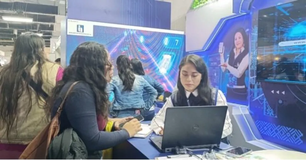 Personal de Impuestos durante una difusión de información a los contribuyentes. Foto: SIN