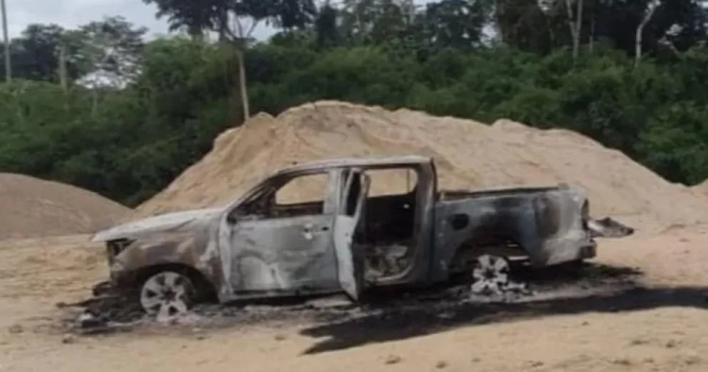El vehículo quemado que hallaron las autoridades en el Chapare. Foto; Red Uno
