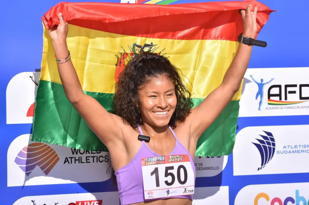 La atleta potosina Lilian Mateo, con la bandera boliviana entre sus manos, celebra su triunfo en los 1500 metros. Foto: APG