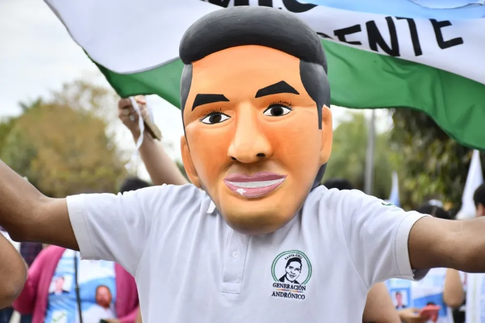 Uno de los asistentes en el acto de Yapacaní, con una máscara de Andrónico. Foto: RRSS del candidato 