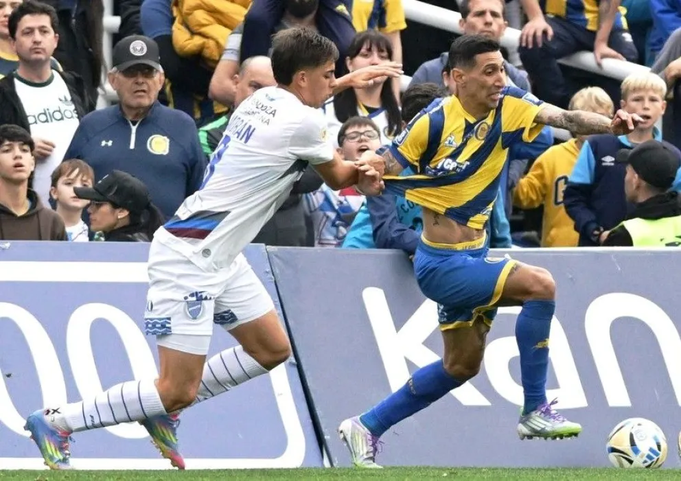 El astro argentino escapa a la marca de un rival. Foto: EC