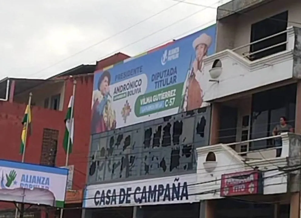 Así quedó la casa de campaña de Rodríguez tras los ataques "evistas". 