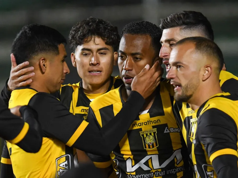 Los jugadores del Tigre festejan el tercer gol, obra de Jaime Arrascaita de tiro penal. Foto: Marka Registrada