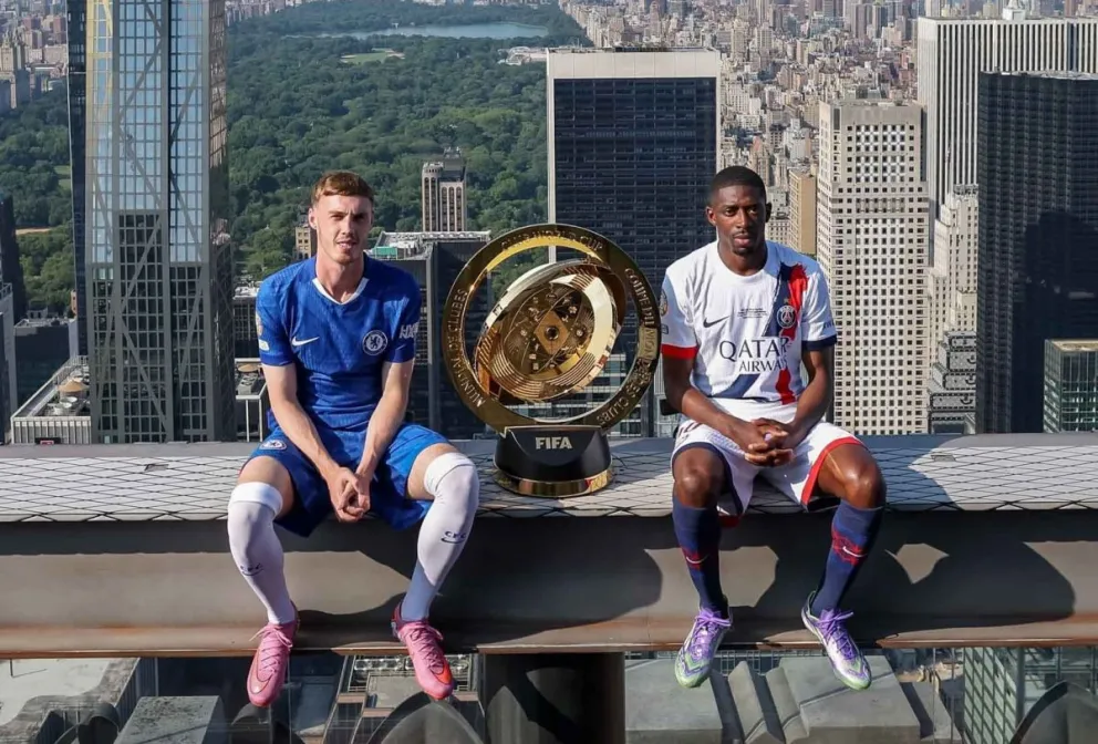 Cole Palmer, jugador del Chelsea, y Ousmane Dembélé, del PSG, posan junto al trofeo en lo alto del Rockefeller Center. Foto: FIFA