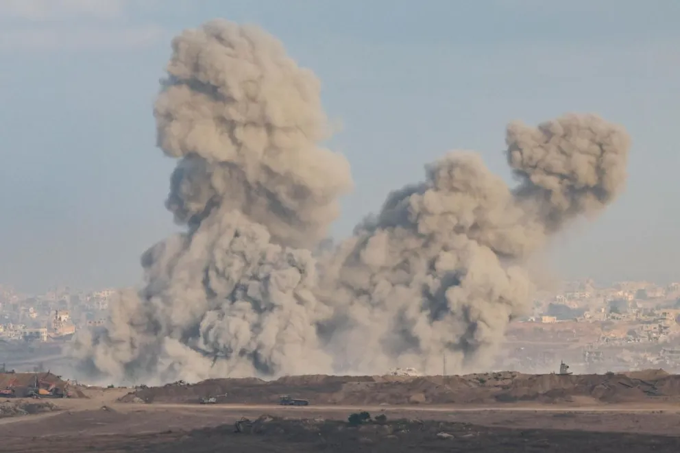 El humo se eleva tras un ataque aéreo israelí en la Franja de Gaza norteña, cerca de Beit Hanoun, visto desde el lado israelí de la frontera con la Franja en el sur de Israel, el 13 de julio de 2025. Foto: EFE