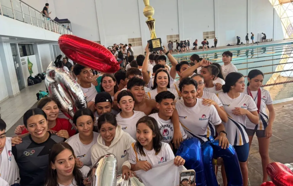 Integrantes del Club Medley de Santa Cruz celebran el nuevo título que conquistaron en Trinidad. Foto: FEBODA