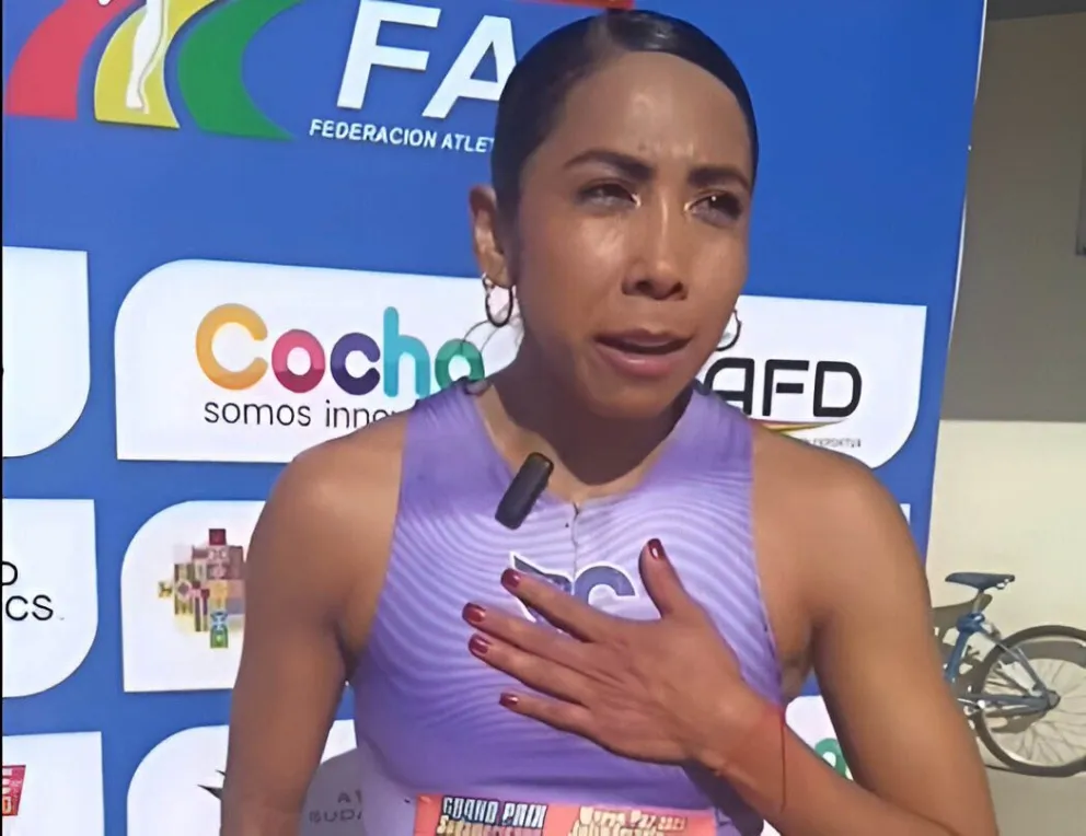 La atleta Cecilia Gómez instantes después de ganar la medalla de oro en los 800 metros. Foto: captura de video