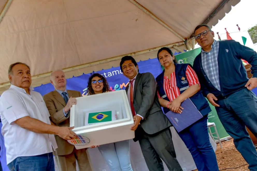 La ministra de Salud, el viceministro de Relaciones Exteriores y otras autoridades con las vacunas. Fotos: Cancillería