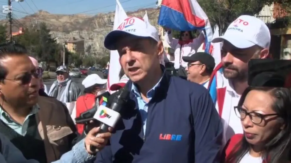 Tuto Quiroga en contacto con los medios, este domingo. Foto Captura de video