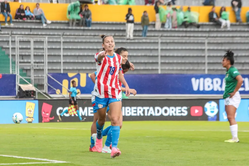 Martínez, autora de tres goles, celebra uno de sus tantos a la Verde. Foto: la albirroja .