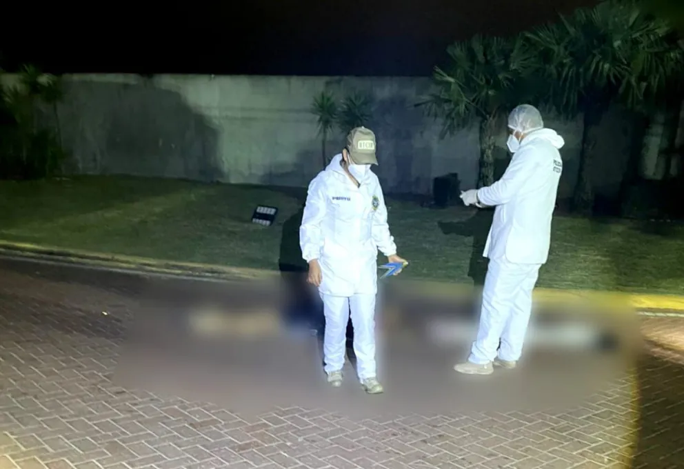 Policías investigan en la escena del crimen. Foto: FGE