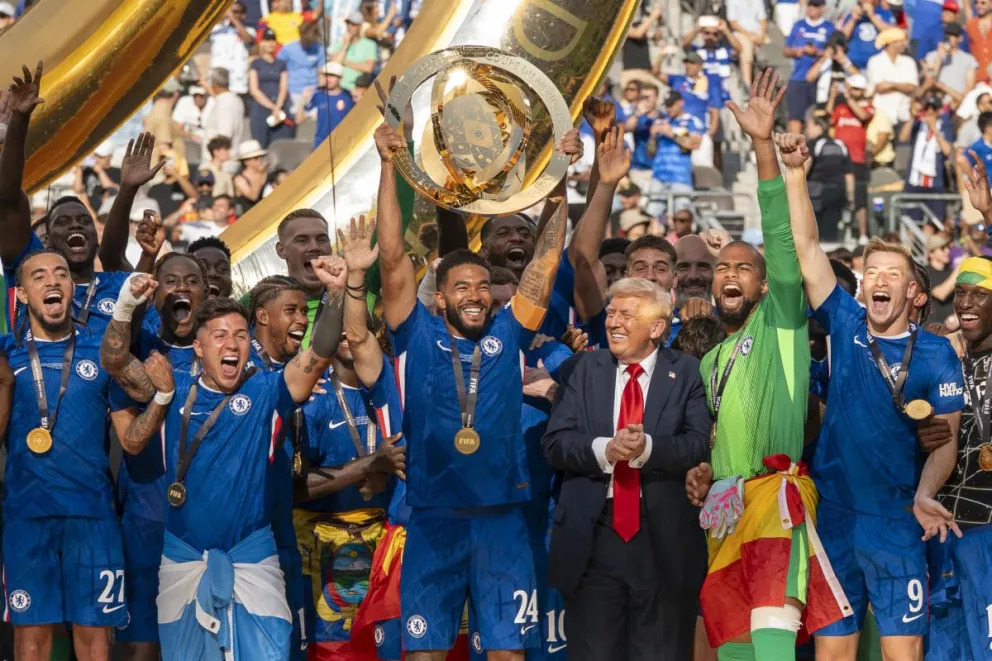Jugadores de Chelsea, con el presidente de Estados Unidos, Donald Trump, celebran la conquista del Mundial de Clubes. Foto: EFE