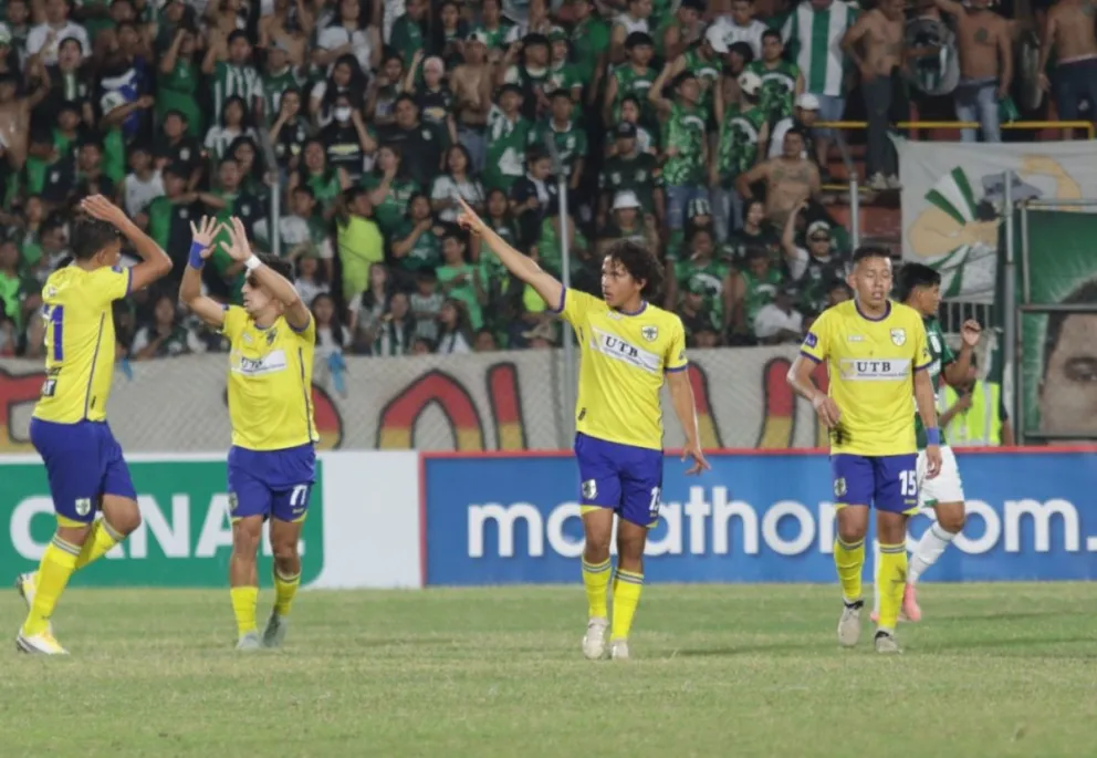 Los jugadores de ABB festejan el empate, los hinchas lo sufren en las tribunas. Foto: Agencia Marka Registrada