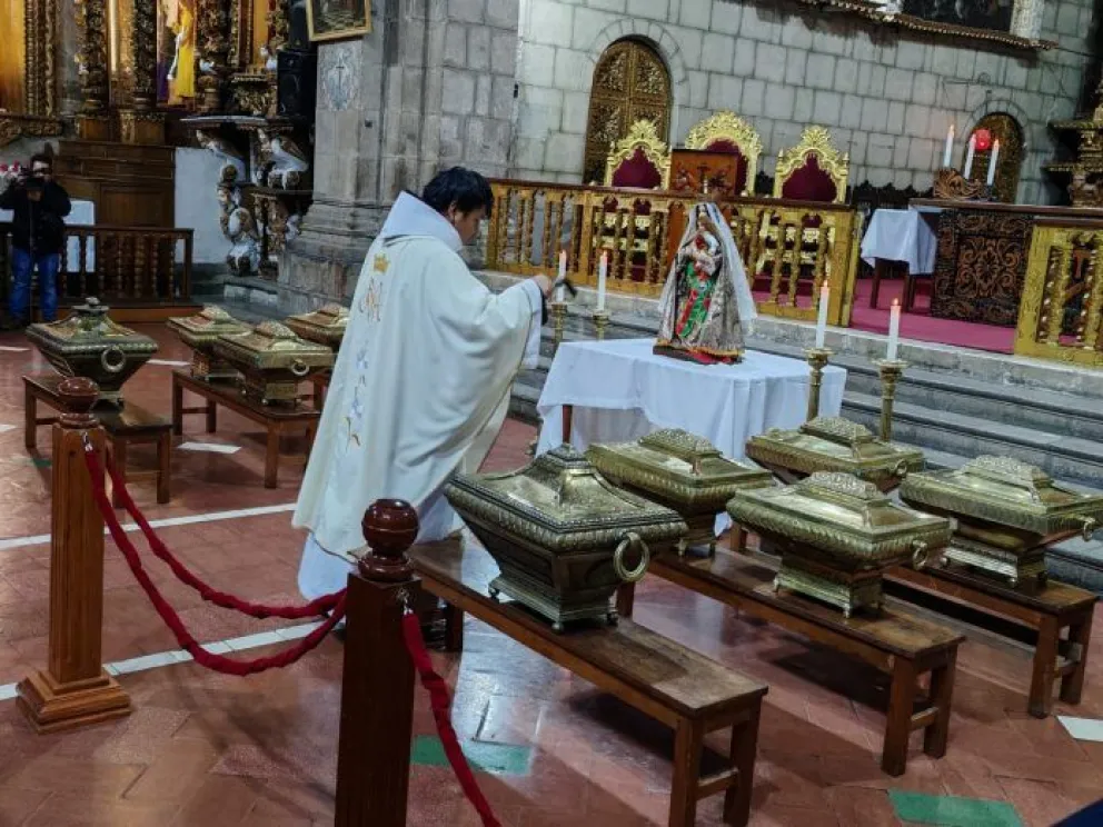Un sacerdote bendice las urnas de los protomártires de la Revolución de Julio de 1908 a los pies de la imagen de la Virgen María. Fotos: AMUN.