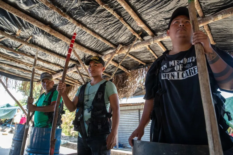 Cocaleros custodian a Morales en el Chapare. Foto: EFE