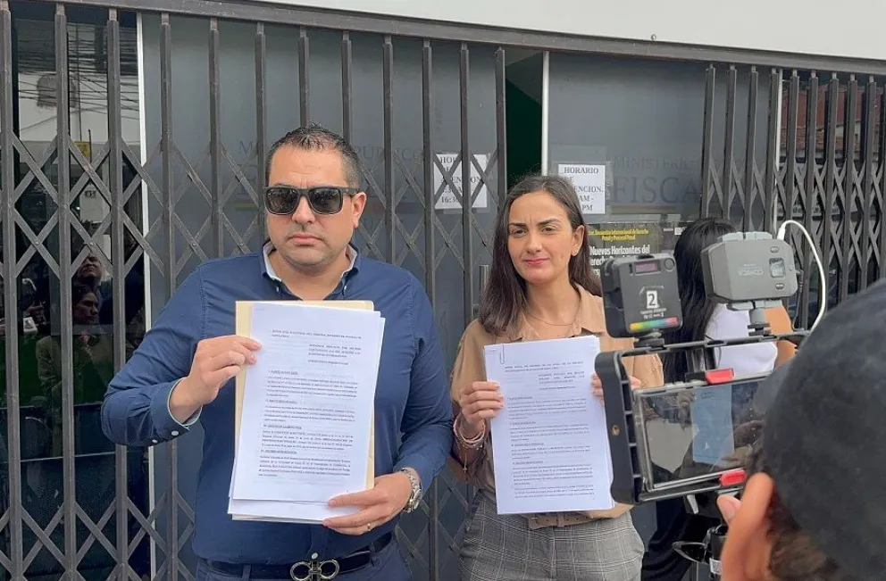 La legisladora muestra el memorial con la denuncia. Foto: Prensa Náyar