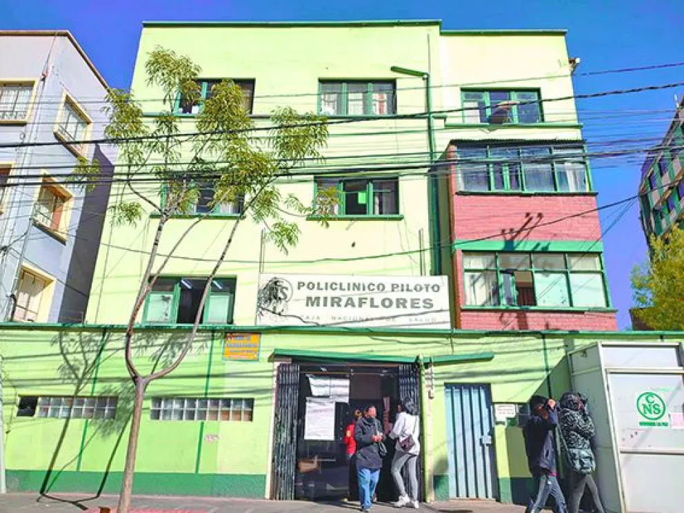 La puerta del ingreso al Policlínico de Miraflores, dependiente de la Caja Nacional de Salud (CNS), en la ciudad de La Paz. FOTO: Paulo Lizárraga/Visión 360