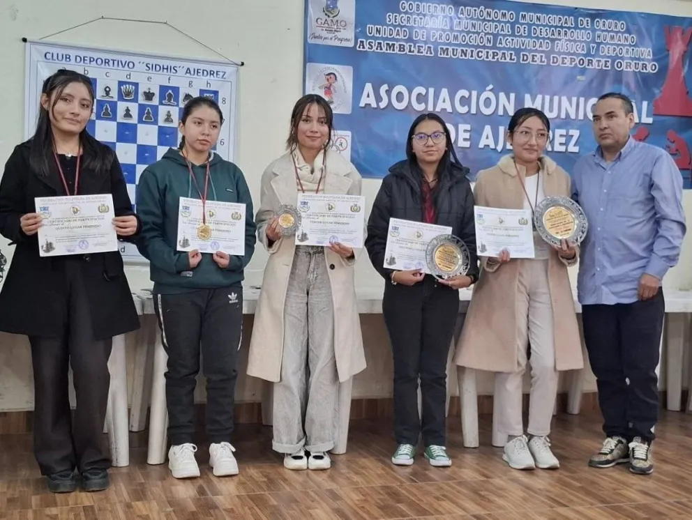 Las ajedrecistas que tomaron parte de la competencia nacional en Oruro durante la ceremonia de premiación. Foto: Federación Boliviana de Ajedrez