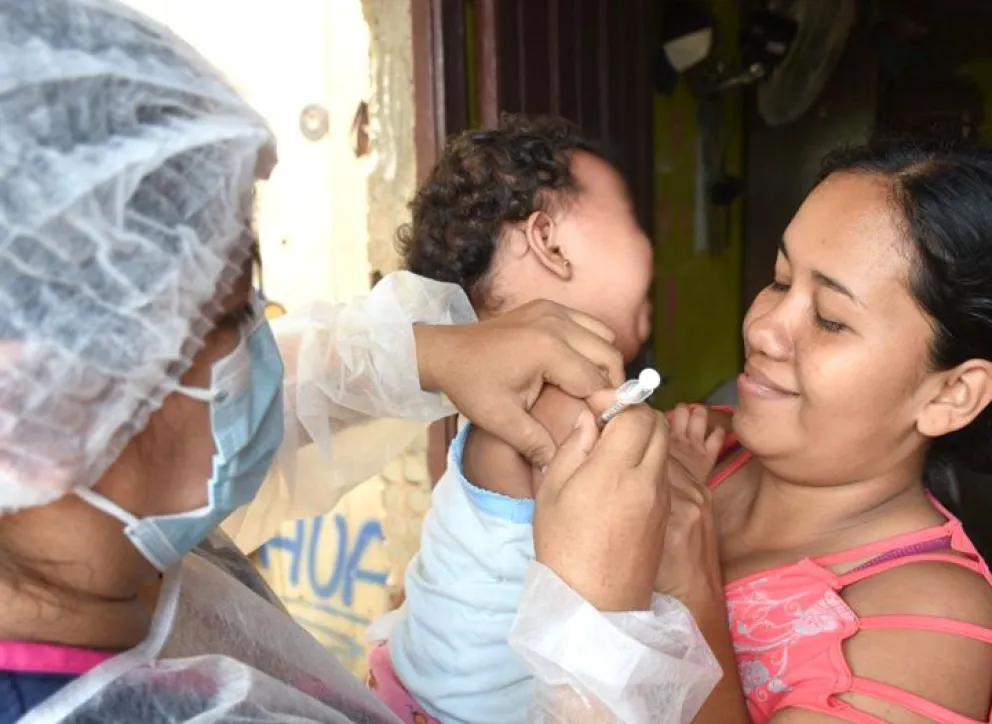 Una niña siendo vacunada. FOTO: Ministerio de Salud