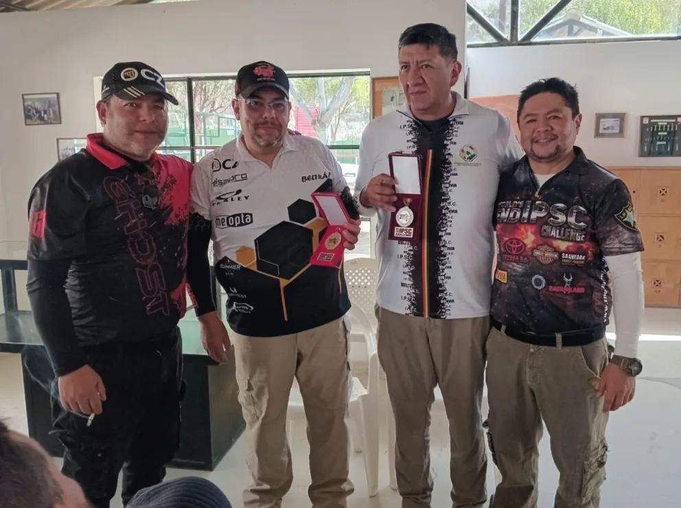 Kevin Unzueta (izq.) junto a otros participantes del campeonato de tiro práctico. Foto: Federación de Tiro Práctico