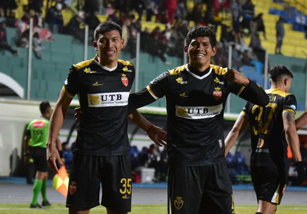 Los orureños celebran el tercer gol en la Villa Imperial. Foto: APG