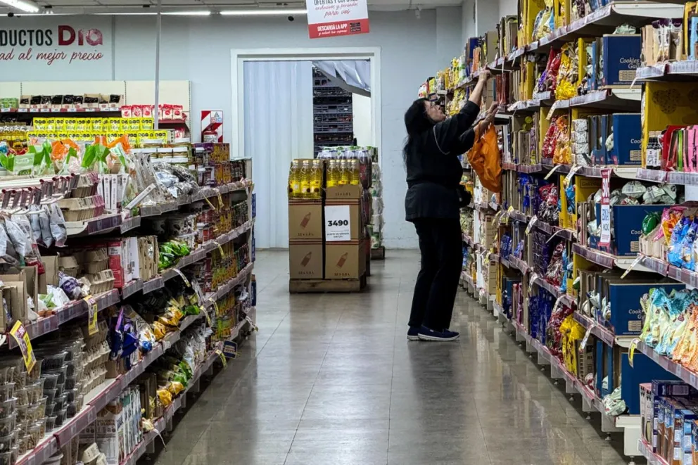 Fotografía de archivo de una mujer comprando alimentos en un supermercado en Buenos Aires (Argentina). Foto: EFE