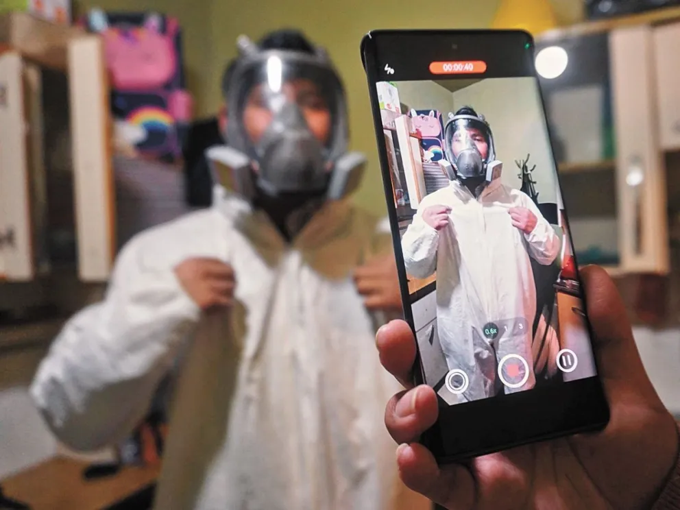 José Poma realiza videos en Tik Tok para promocionar su obra. Foto: Fotos:  José Fernández / visión 360