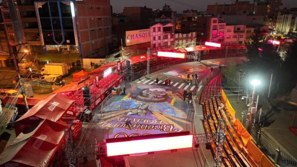 Una muestra de los murales "de piso" en El Alto: Fotos: GAMEA